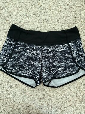 Lululemon Size 8 Run Times Short Nami Wave White Black / Black Shorts 4” Inseam
